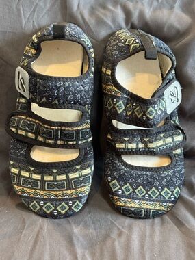 Adult Navy Patterned Hook-and-Loop Slippers Sz 42/43 (10/11)